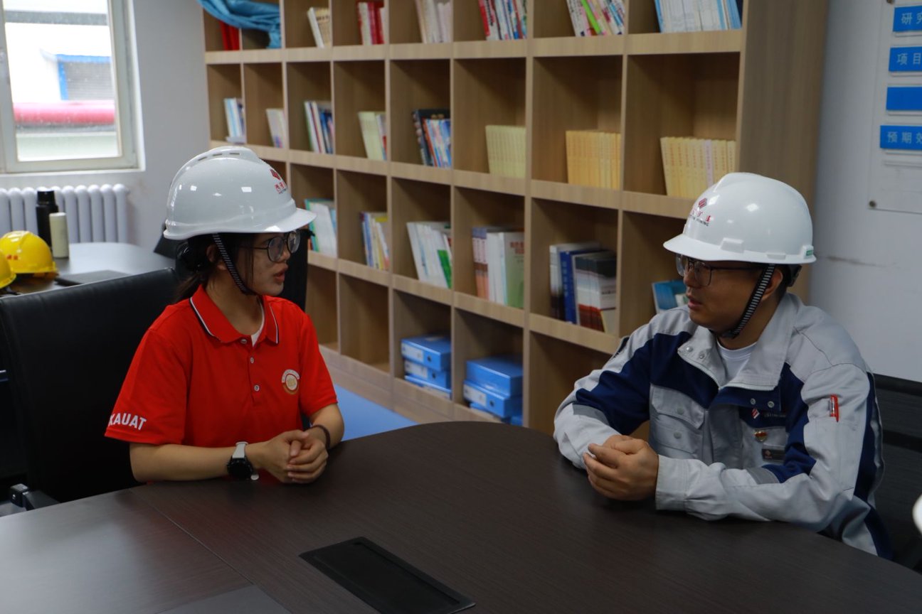 实践团队在青海西部镁业有限公司开展访谈调研.jpg 实践团队在青海西部镁业有限公司开展访谈调研.jpg